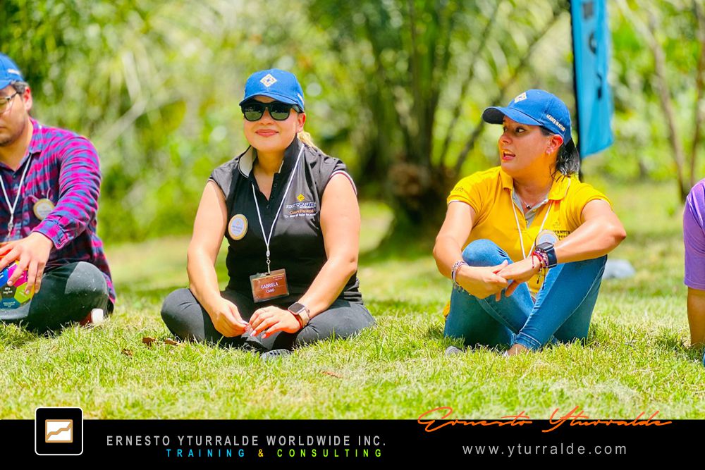 Team Building Corporativo LATAM para trabajo en equipo y liderazgo en cuerdas bajas